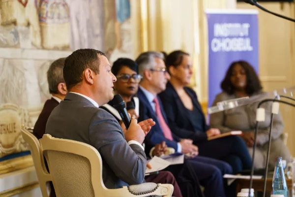 web_2026_05_07_MOM_Ministre_table_panels_12.JPG