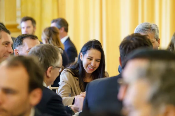 web_2026_05_07_MOM_Ministre_table_participants_07.JPG