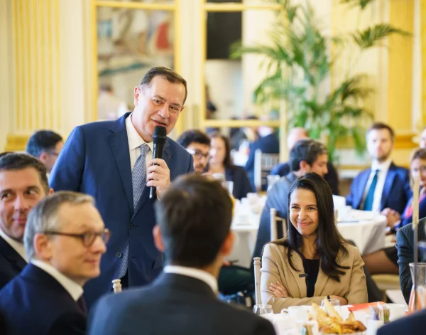 web_2026_05_07_MOM_Ministre_table_participants_04.JPG