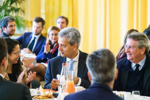 web_2026_05_07_MOM_Ministre_table_participants_13.JPG
